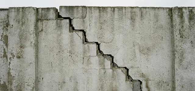 Treppenförmiger Riss im Fassadenputz